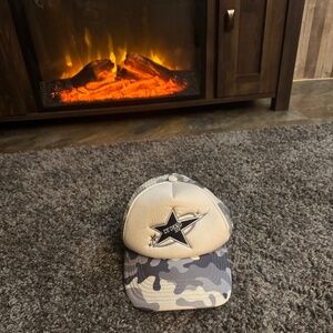 CE’ DENO 320 designer hat